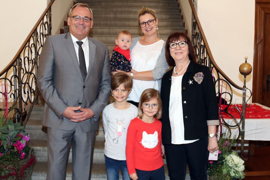 Familienfoto mit Oberbürgermeister Schilder