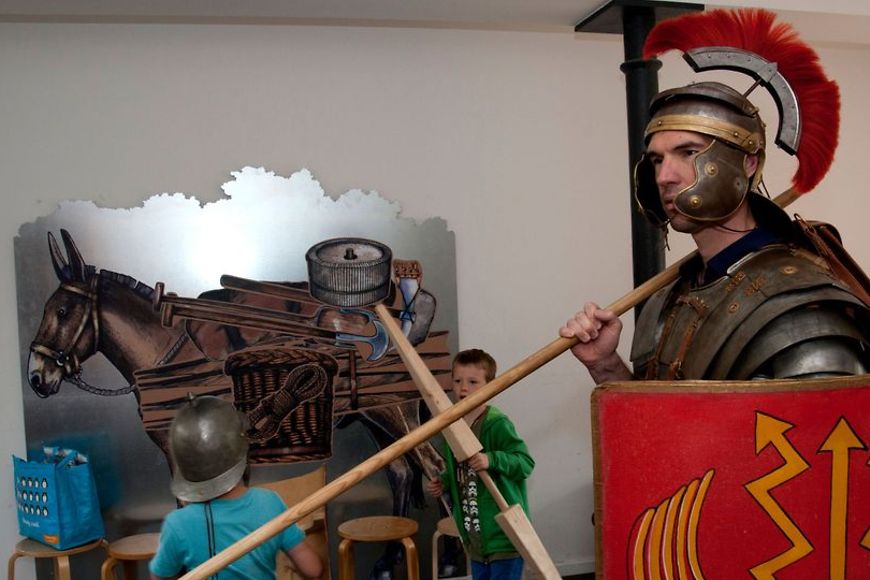 Ein Mann verkleidet als römischer Legionär