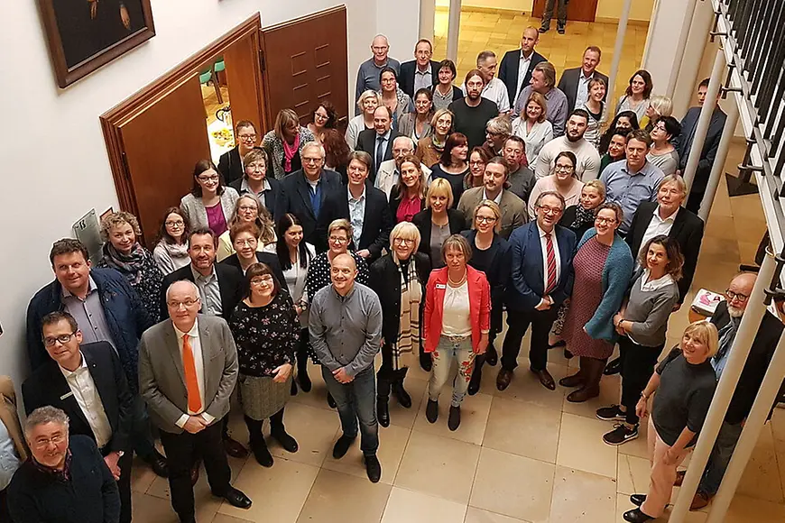 Gruppe von Menschen von oben fortografiert