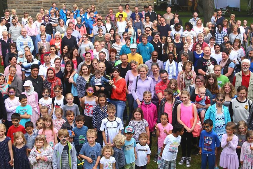 Ein Gruppenfoto von einer großen Menschenmenge. 