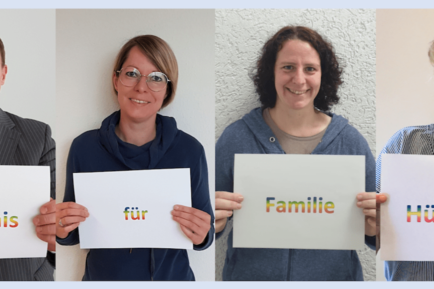 Personen mit Blatt in der Hand. Schriftzug ergibt "Bündnis für Familie Hüllhorst". 