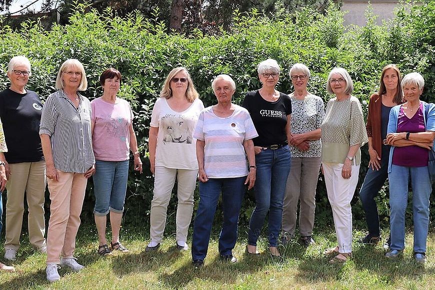 Eine Gruppe Frauen in einem Garten