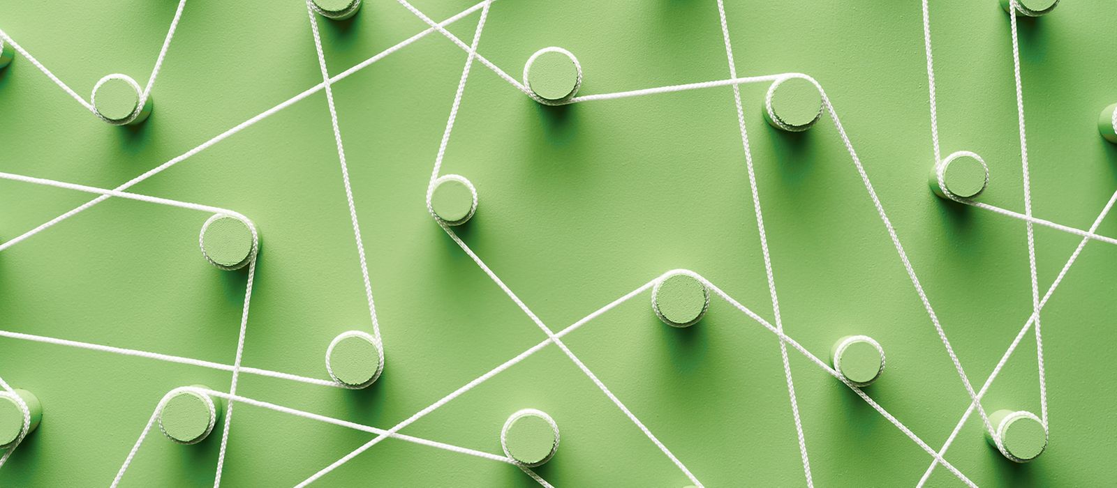Bild zeigt: Grüne Haken sind durch ein Band miteinander verbunden.