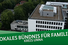 Gebäude von oben, darunter der Schriftzug "Lokales Bündnis für Familie - Kreis Unna"