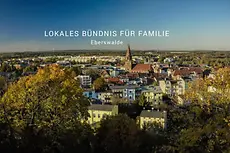Stadt von oben, darüber Schriftzug "Lokales Bündnis für Familie Eberswalde"