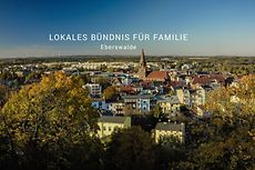 Stadt von oben, darüber Schriftzug "Lokales Bündnis für Familie Eberswalde"