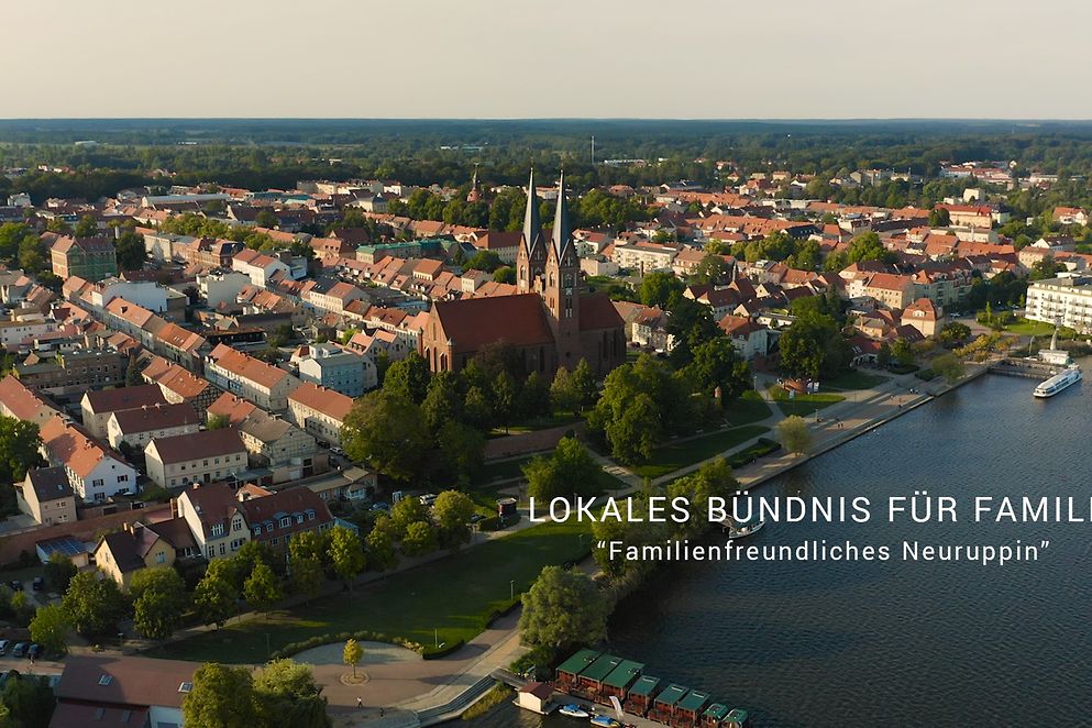 Stadt von oben, Schriftzug "Lokales Bündnis für Familie "Familienfreundliches Neuruppin""