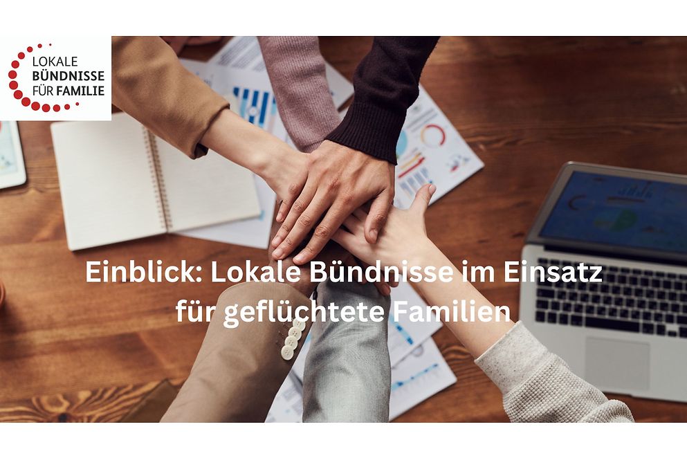 5 Hände übereinander, darüber Schriftzug "Einblick: Lokale Bündnisse im Einsatz für geflüchtete Familien"