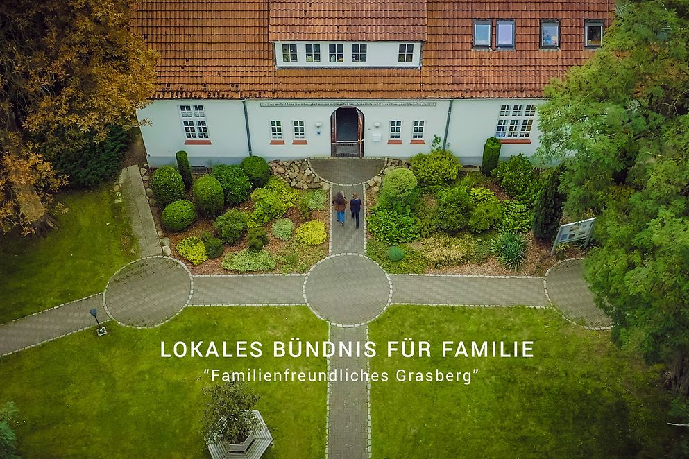 Garten mit Haus von oben, Schriftzug "Familienfreundliches Grasberg"