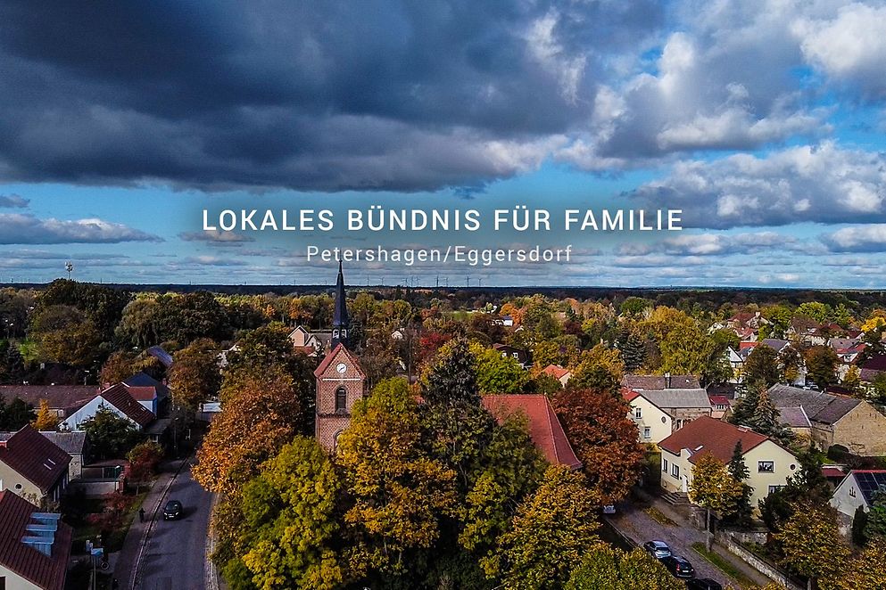 Dorf von oben, Schriftzug "Lokales Bündnis für Familie Petershagen/Eggersdorf"