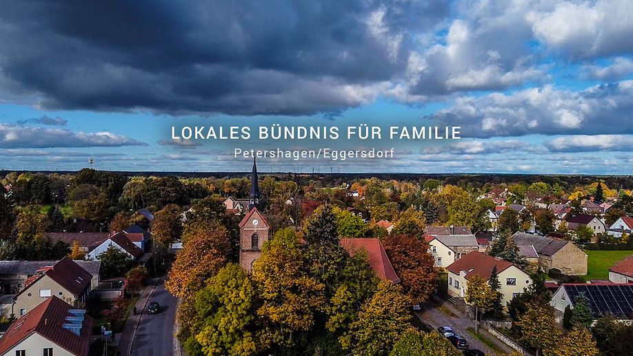 Landschaftsaufnahme Petershagen Eggersdorf mit dem Text "Lokales Bündnis für Familie – Petershagen Eggersdorf" 