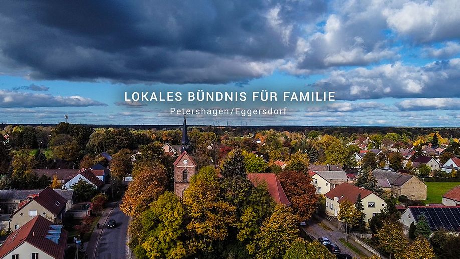 Landschaftsaufnahme Petershagen Eggersdorf mit dem Text "Lokales Bündnis für Familie – Petershagen Eggersdorf"