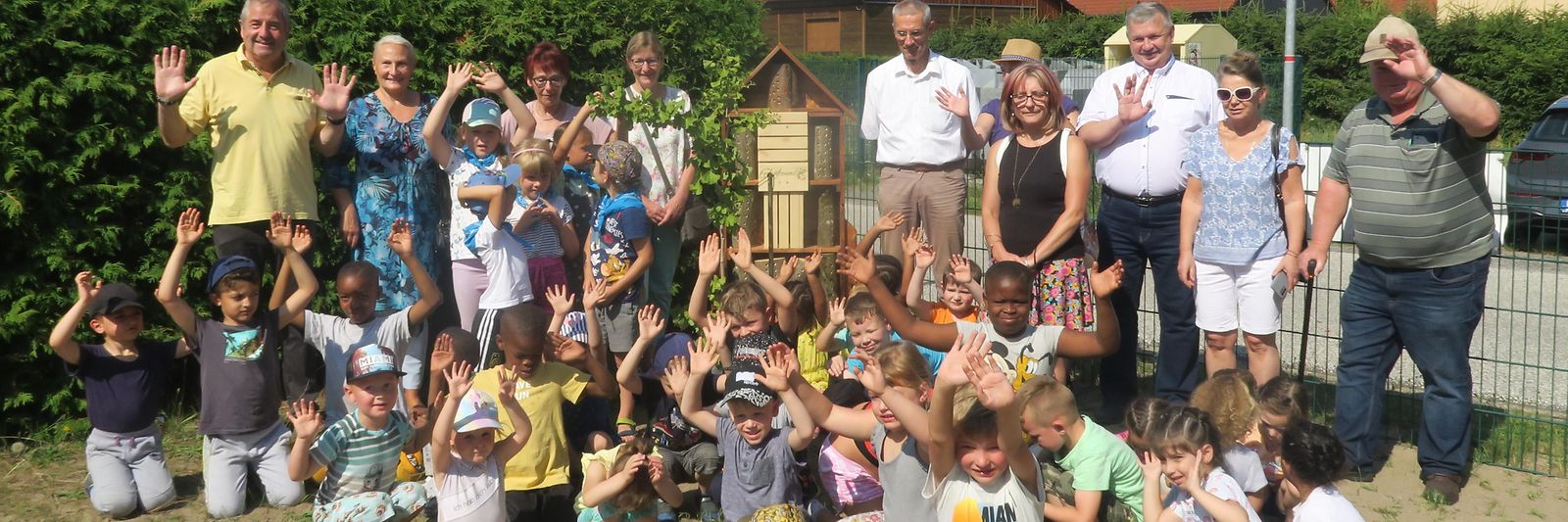 Eindruck aus der Bündnisarbeit: Eine Gruppe von Erwachsenen und Kindern auf einem Spielplatz
