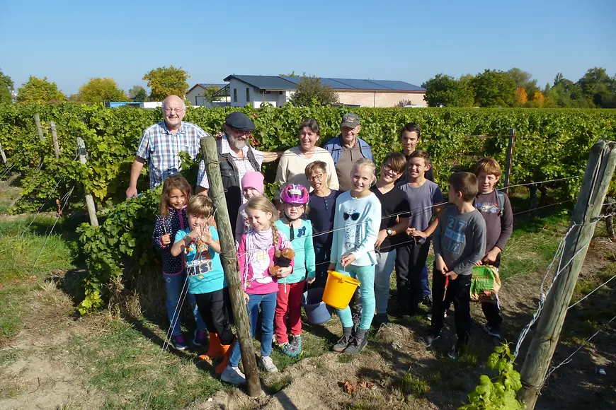 Eine Gruppe von Ganztagskindern mit Betreuungspersonal 
