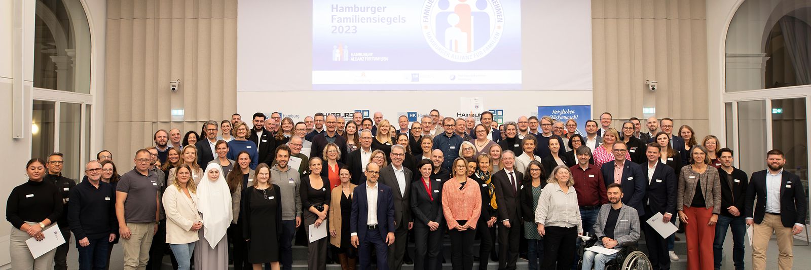 Gruppenfoto von der Verleihung des Hamburger Familiensiegels