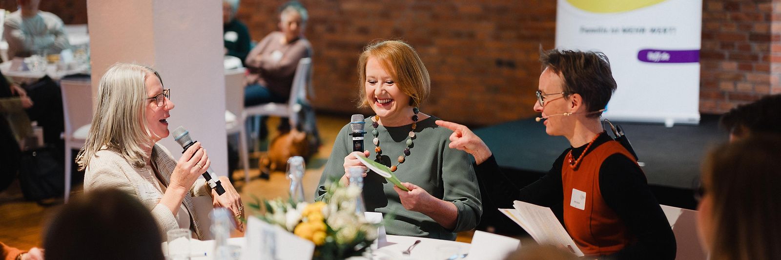 Lisa Paus am Tisch mit 2 Bündnisvertreterinnen beim Bündnisdialog.