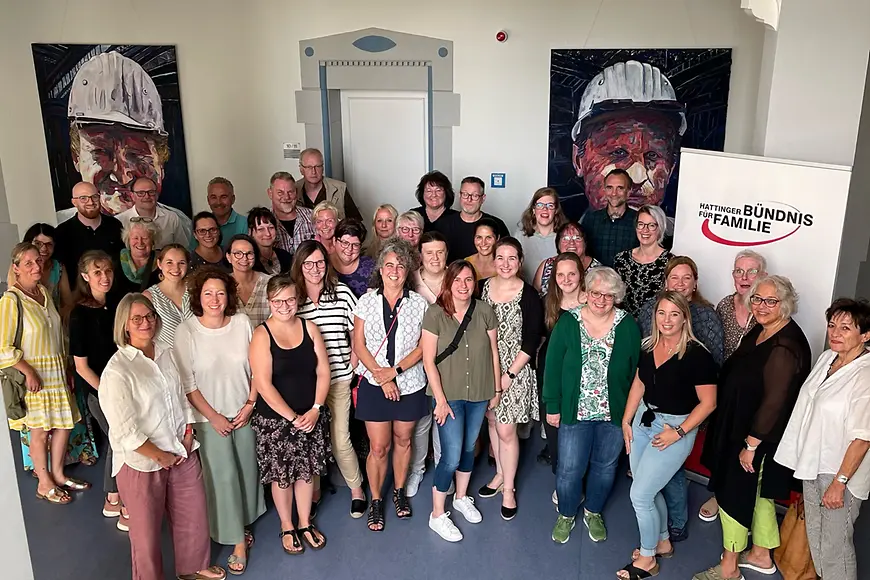 Gruppenbild von Akteurinnen und Akteuren des Hattinger Bündnis für Familien
