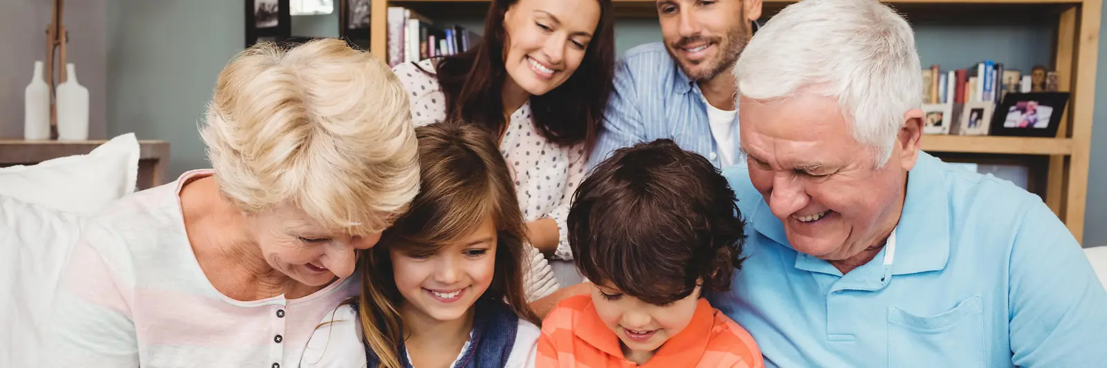 Lachende Kinder, Eltern und Großeltern mit Laptop