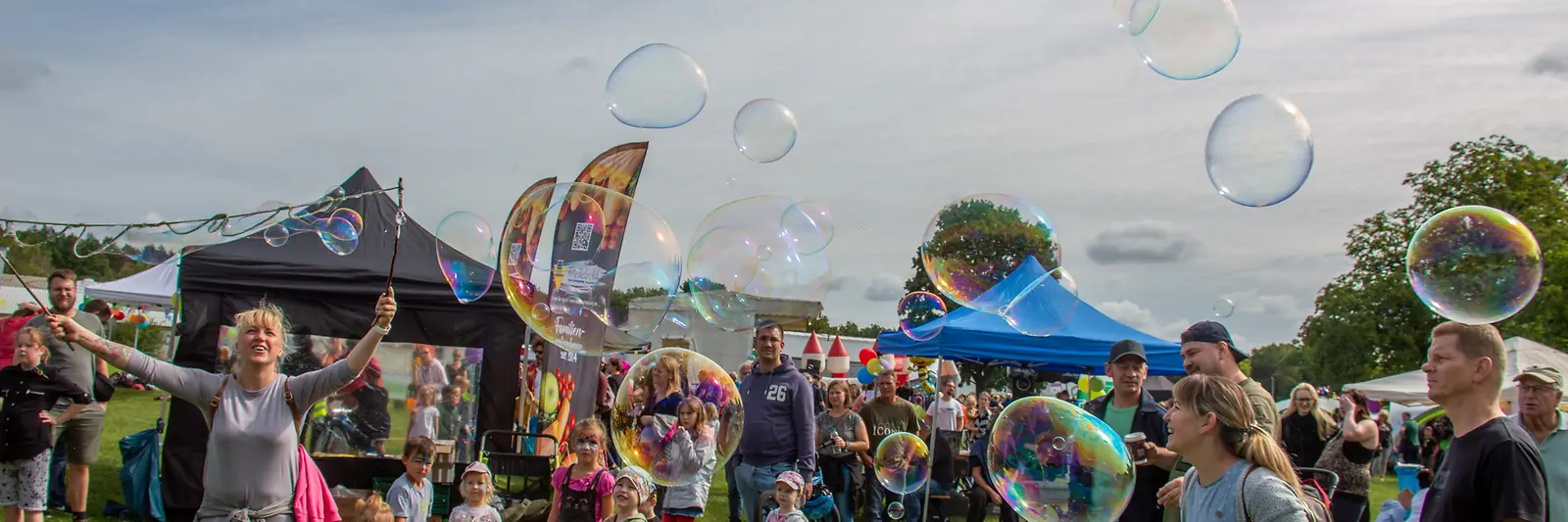 Menschen spielen mit Seifenblasen bei einem Fest des Strausberger Bündnis für Familie