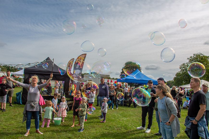Menschen spielen mit Seifenblasen bei einem Fest des Strausberger Bündnis für Familie