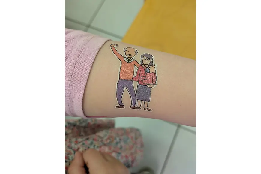Ein Arm eines Kindes auf dem ein temporäres Tattoo mit Motiven des Aktionstags aufgetragen ist