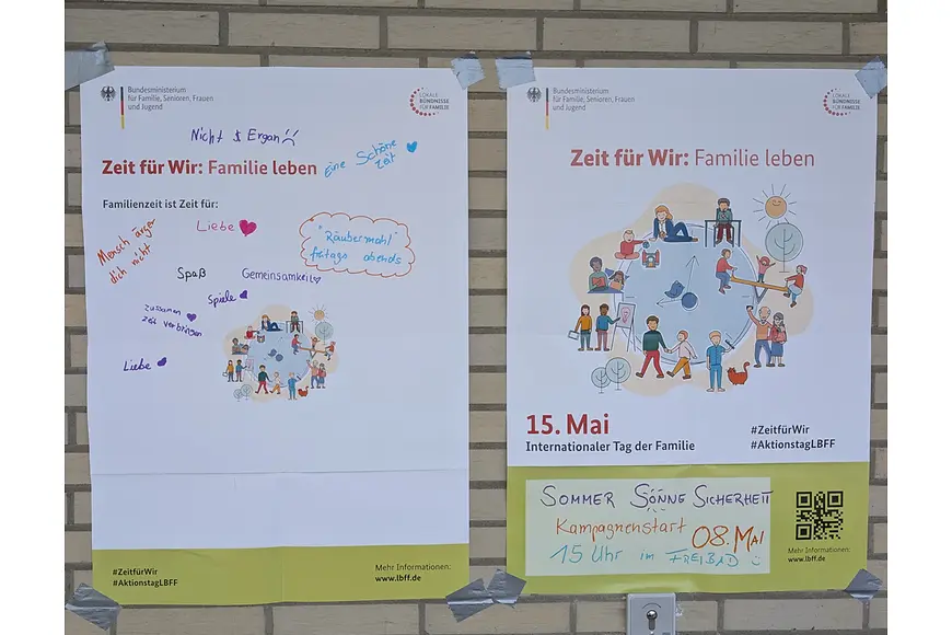 2 Poster zum Aktionstag für Familie hänge an einer Wand.