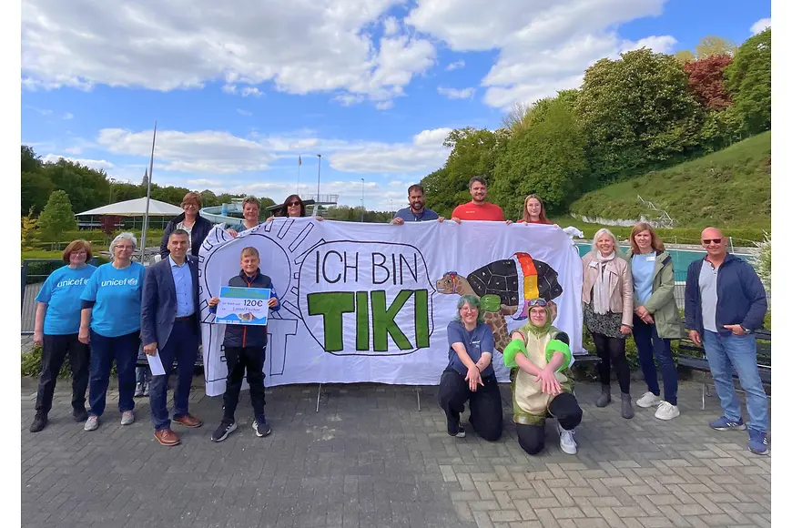 Eine Gruppe Menschen mit einem Banner der Initiative SOMMER SONNE SICHERHEIT.