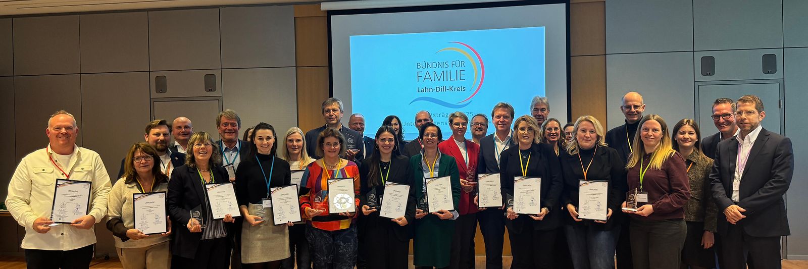 Gruppenfoto der 20-Jahresfeier des Lokalen Bündnisses für Familie im Lahn-Dill-Kreis 