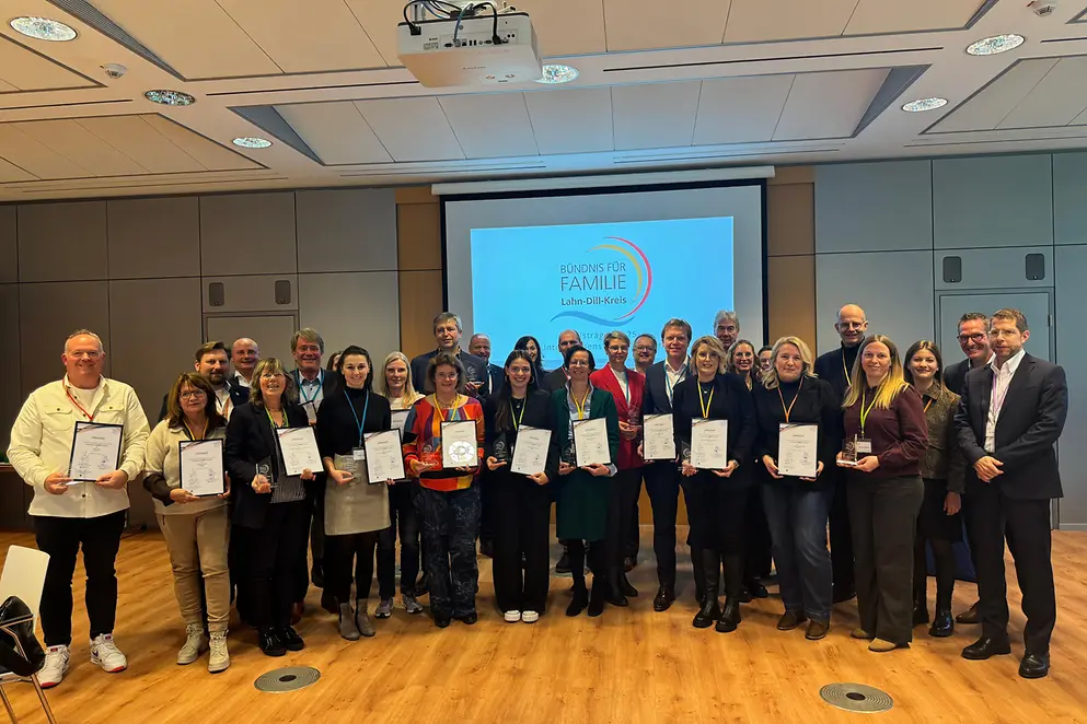 Gruppenfoto der 20-Jahresfeier des Lokalen Bündnisses für Familie im Lahn-Dill-Kreis 