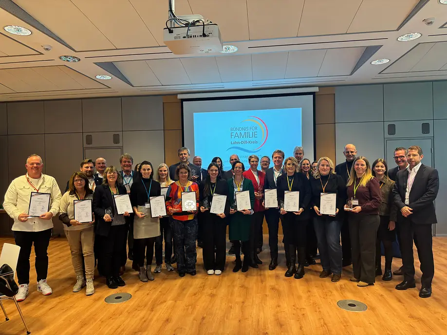Gruppenfoto der 20-Jahresfeier des Lokalen Bündnisses für Familie im Lahn-Dill-Kreis 