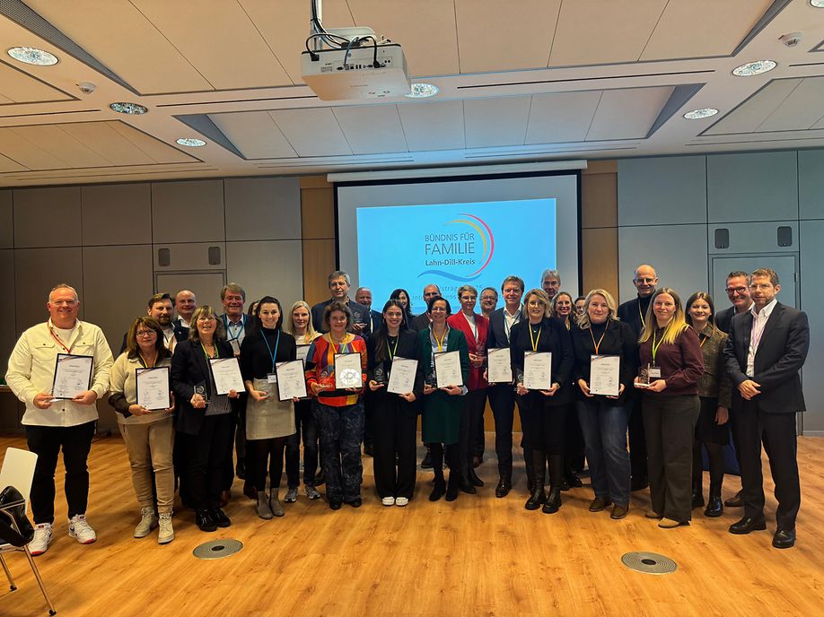 Gruppenfoto der 20-Jahresfeier des Lokalen Bündnisses für Familie im Lahn-Dill-Kreis 