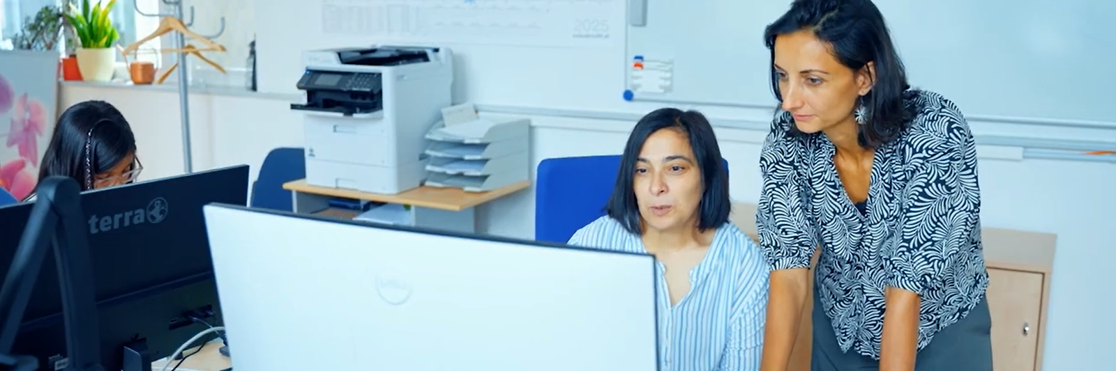 Zwei Frauen schauen gemeinsam auf einen Computer