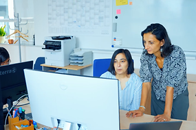 Zwei Frauen schauen gemeinsam auf einen Computer