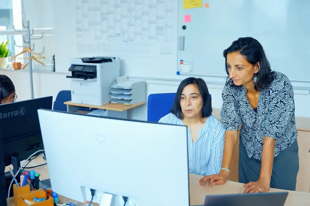 Zwei Frauen schauen gemeinsam auf einen Computer