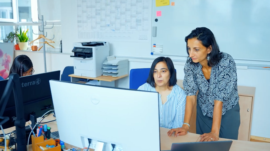 Zwei Frauen schauen gemeinsam auf einen Computer