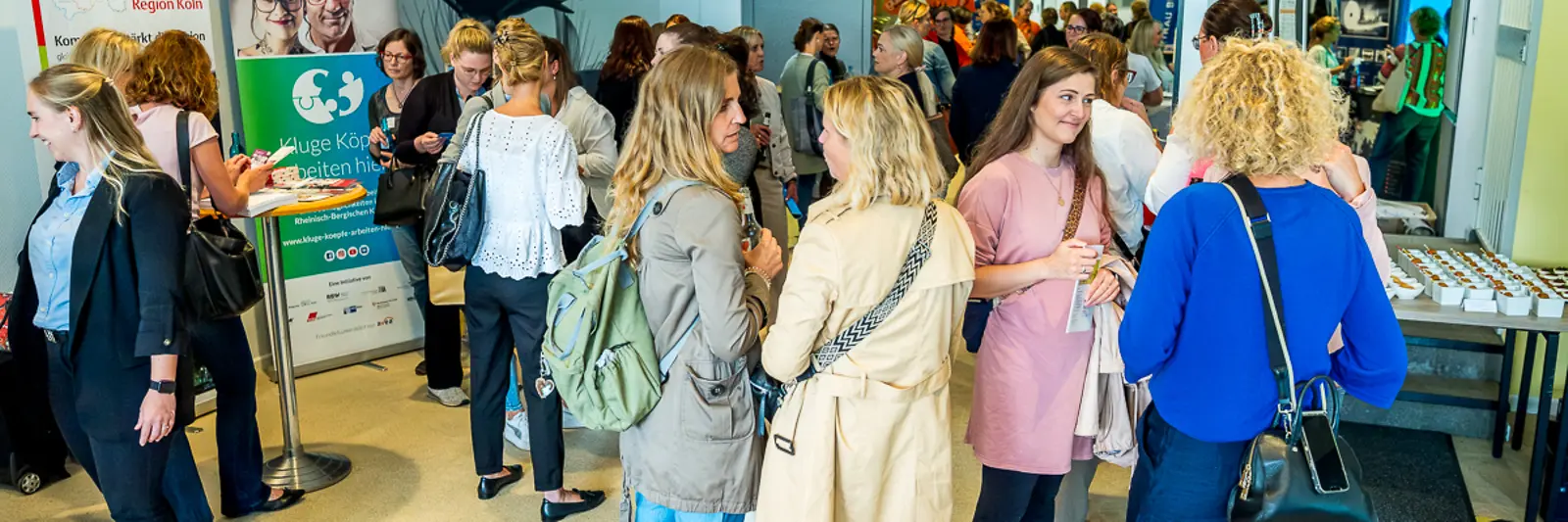 Besucher vor dem Stand des Bündnis für Familie Rhein-Berg