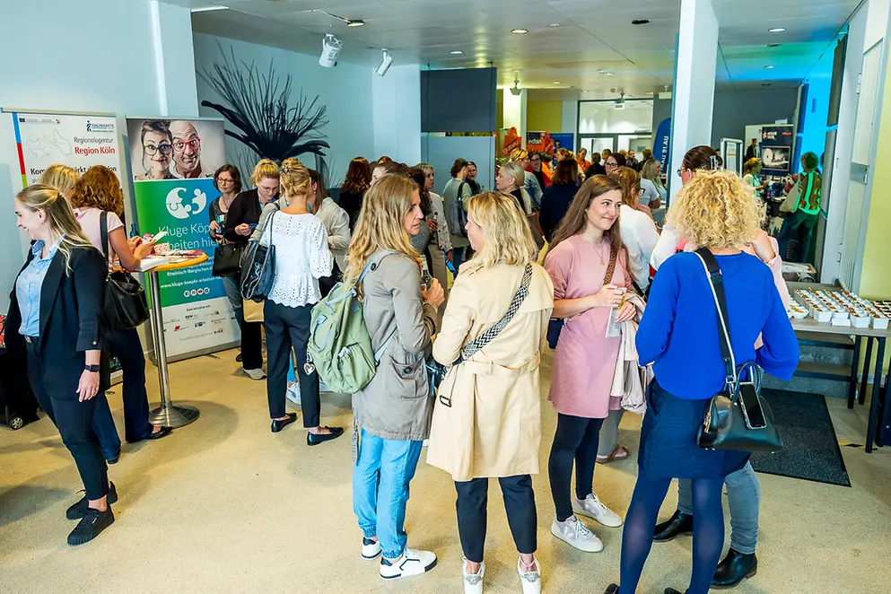 Besucher vor dem Stand des Bündnis für Familie Rhein-Berg